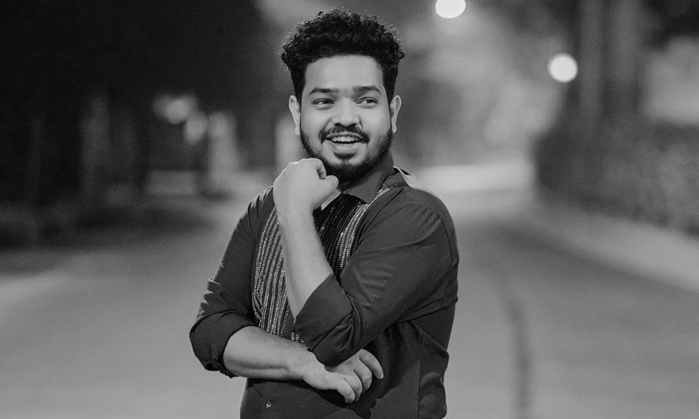 চায়ের দোকানে আড্ডার মাঝেই মাটিতে পড়ে যান শাহবাজ